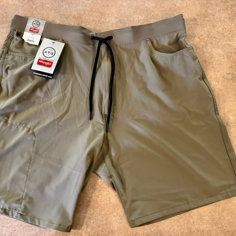 Wrangler Performance Comfort Shorts, Lightweight Taupe Men Size 42 NWT Summer
